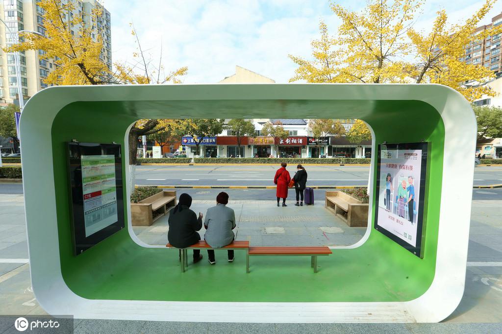 長(zhǎng)方形の半封鎖タイプのバス停（寫真著作権は東方ICが所有のため転載禁止）。