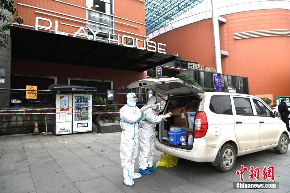 バーの封鎖作業(yè)を行う疾病管理抑制スタッフ（撮影?安源）。