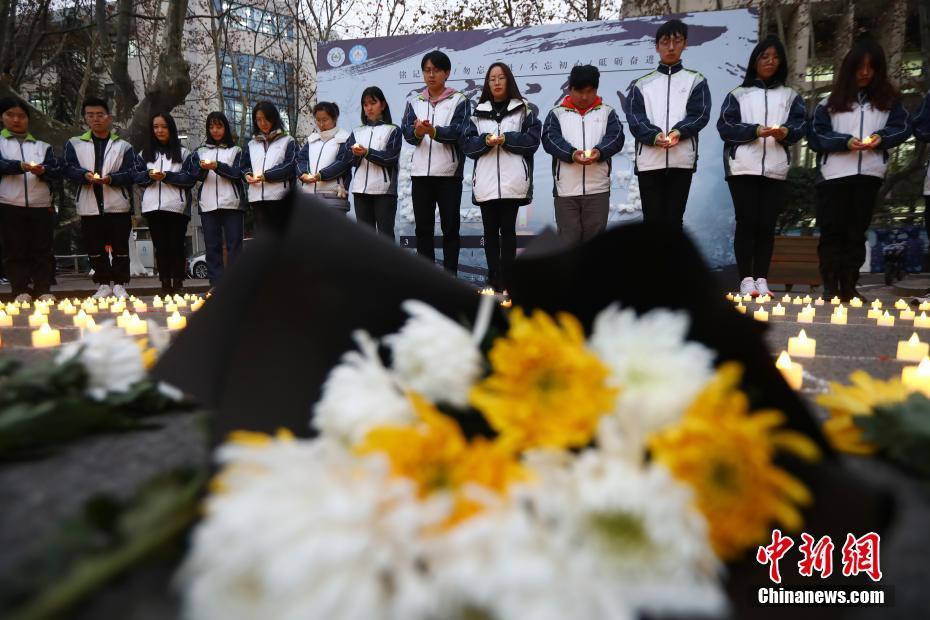 南京大虐殺犠牲者國(guó)家追悼日に先立ち犠牲者を弔う南京の大學(xué)生　江蘇省