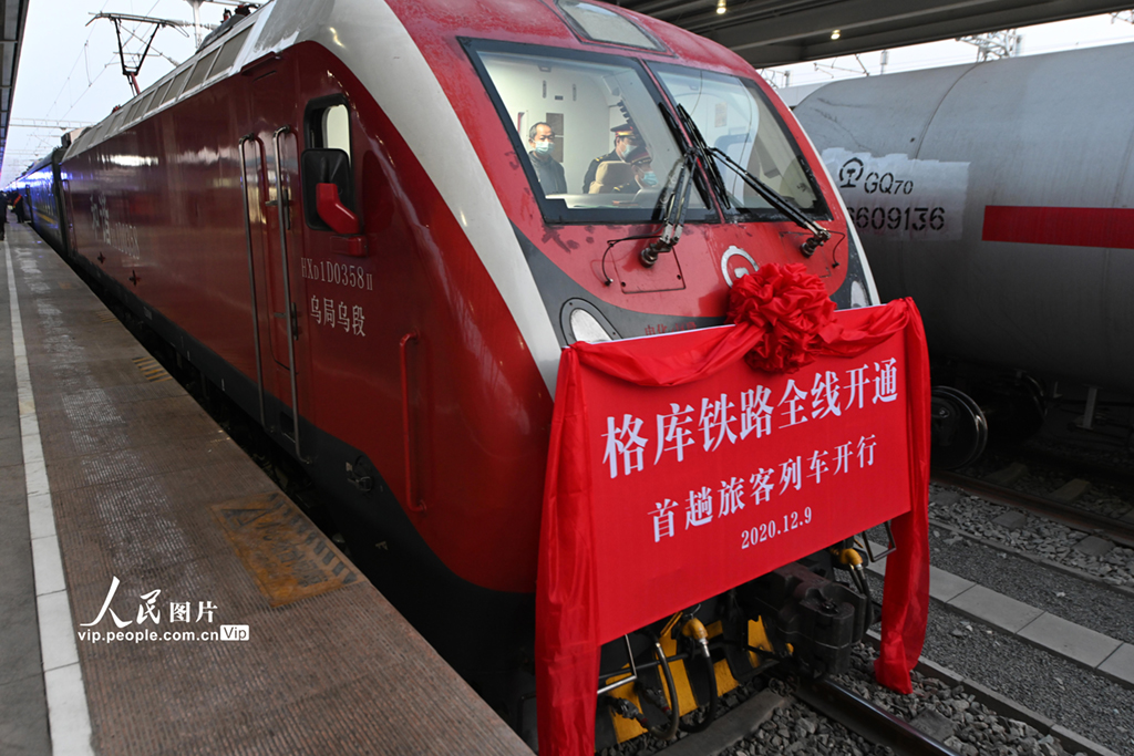 全線開通し、営業(yè)を開始した新疆の格庫鉄道（撮影?確?胡熱）。