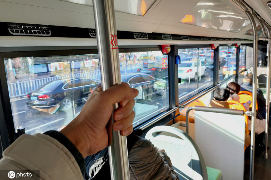 手すりはポカポカ、充電も可能！河北省石家荘で最も「セレブ」なバスとは？