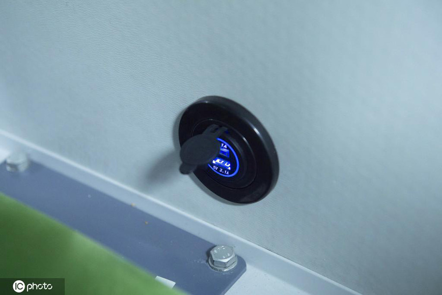 手すりはポカポカ、充電も可能！河北省石家荘で最も「セレブ」なバスとは？