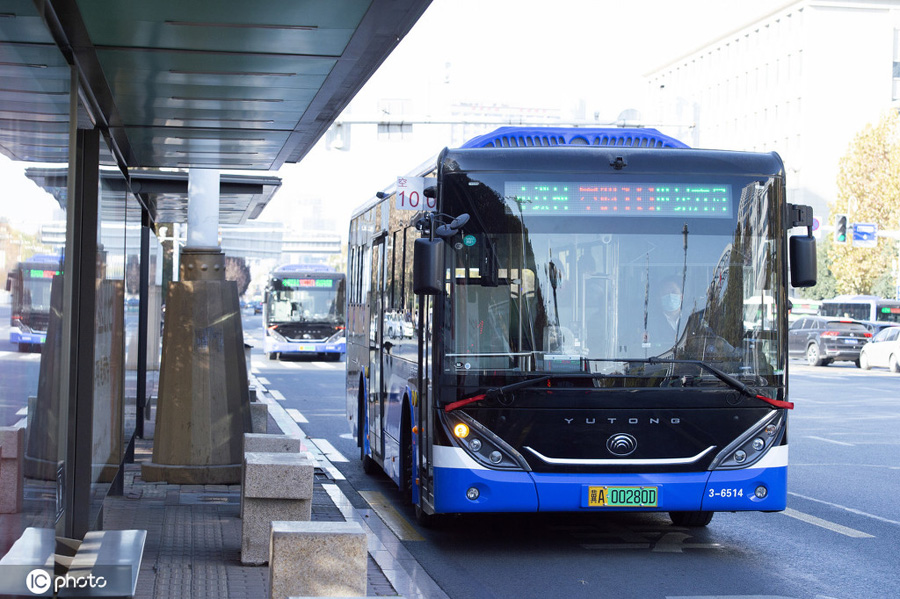 手すりはポカポカ、充電も可能！河北省石家荘で最も「セレブ」なバスとは？