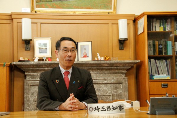人民網(wǎng)の取材を受ける埼玉県の大野元裕知事（撮影?呉穎）。