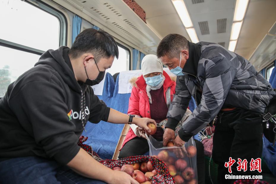 雲(yún)南?貴州の山岳地帯でリンゴを運(yùn)ぶ「リンゴ列車」