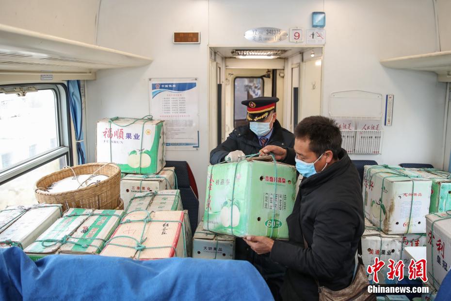 雲(yún)南?貴州の山岳地帯でリンゴを運(yùn)ぶ「リンゴ列車」