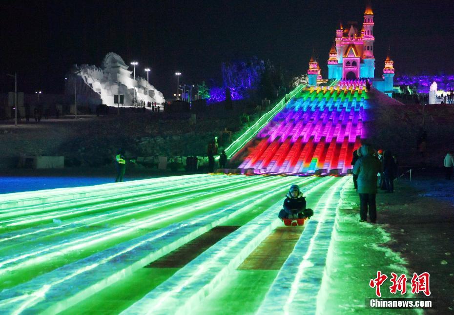 観光客を迎える「氷雪新天地」　吉林省長春