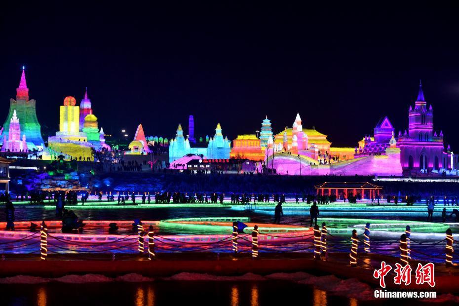 観光客を迎える「氷雪新天地」　吉林省長春