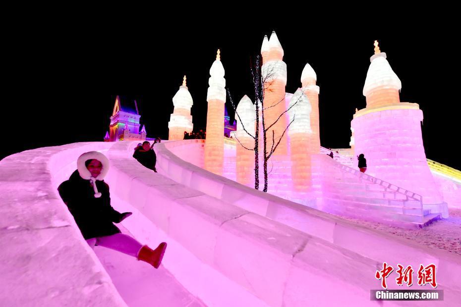 観光客を迎える「氷雪新天地」　吉林省長春