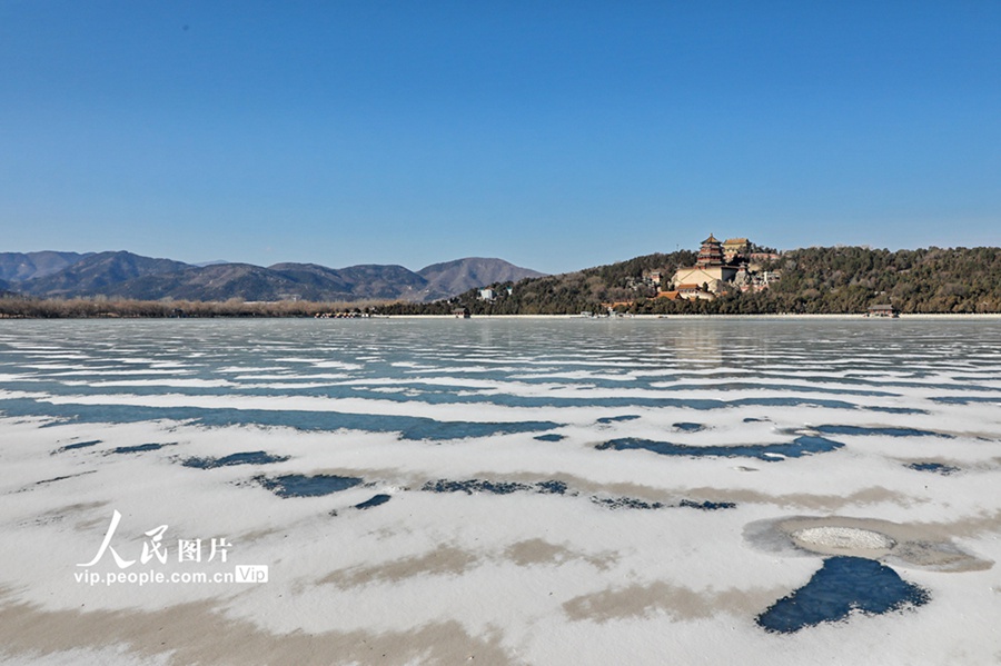 うっすらと雪化粧が施された美しい頤和園　北京市