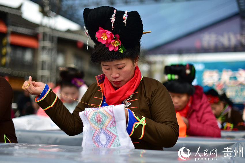 無形文化遺産の技能を競い合うミャオ族の職人たち　貴州省