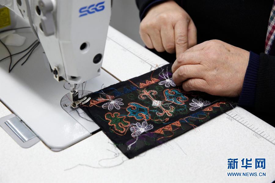 キルギスタンで「民族風(fēng)」マスクが人気に　