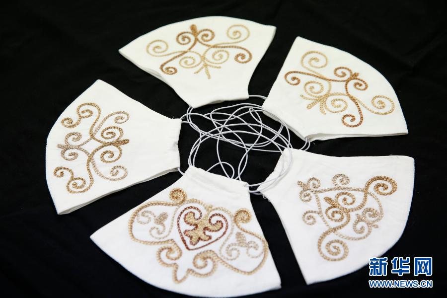 キルギスタンで「民族風(fēng)」マスクが人気に　