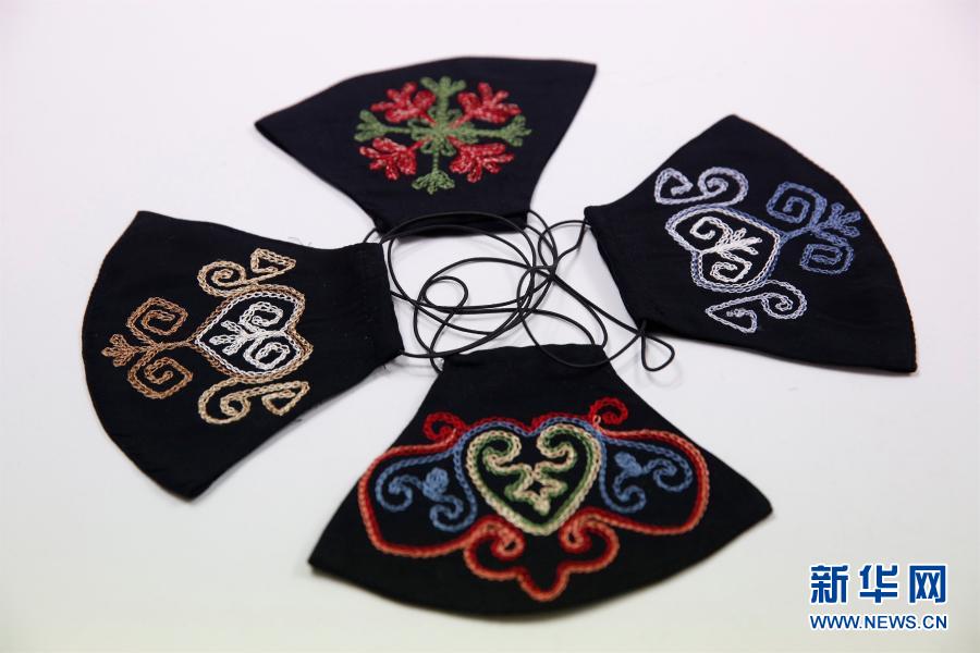 キルギスタンで「民族風(fēng)」マスクが人気に　