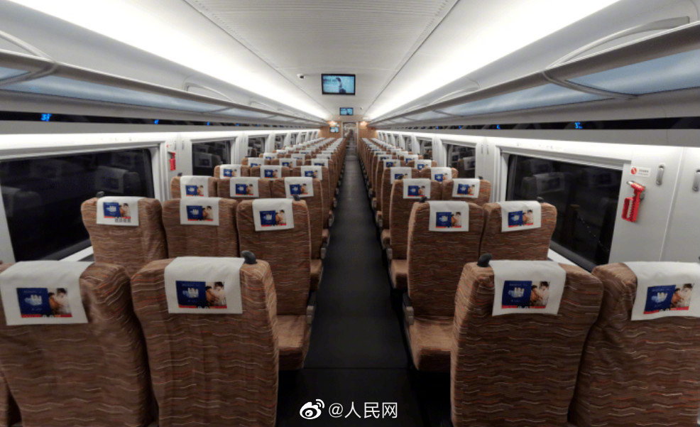 オーシャンスカイブルーの高速鉄道「復興號」が銀西高速鉄道に初登場