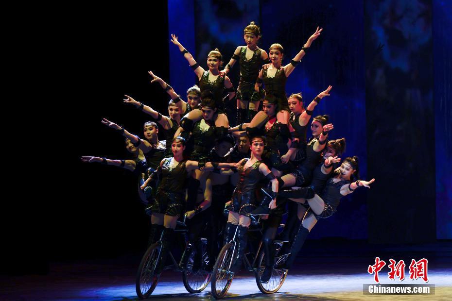 雑技「破風――車技」を披露するパフォーマー（撮影?盛佳鵬）。