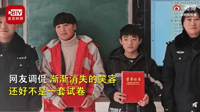 拾ったスマホを派出所に屆けた中學(xué)生　警察が感謝狀と一緒にくれたのは？