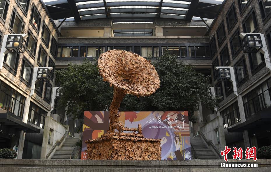 落葉を使ったオブジェが杭州西湖畔に登場(chǎng)　浙江省