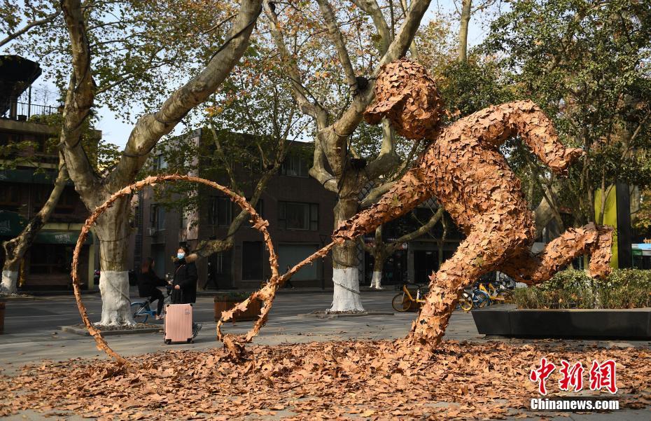 落葉を使ったオブジェが杭州西湖畔に登場　浙江省