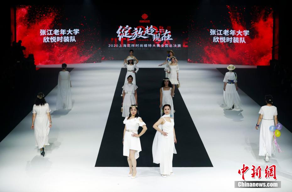 ランウェイで精彩放つ「1950年代生まれ」ベテランモデル　上海