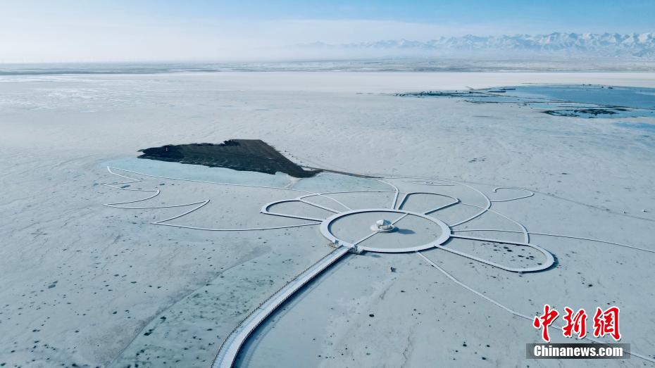 雪景色の「天空の鏡」チャカ塩湖　夢(mèng)幻の境地が出現(xiàn)