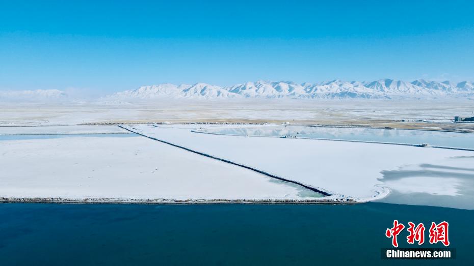 雪景色の「天空の鏡」チャカ塩湖　夢幻の境地が出現(xiàn)