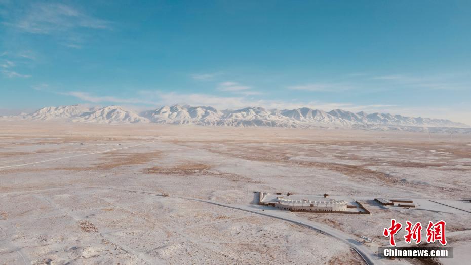 雪景色の「天空の鏡」チャカ塩湖　夢幻の境地が出現(xiàn)