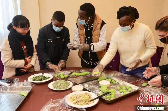 冬至を控え、餃子や湯園を作る南京の大學(xué)生　江蘇省