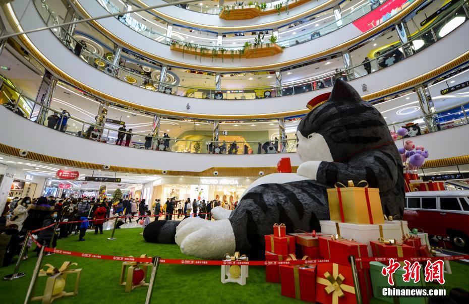 12月20日、ウルムチに登場した、高さ7メートル以上の巨大なぬいぐるみ（撮影?劉新）。