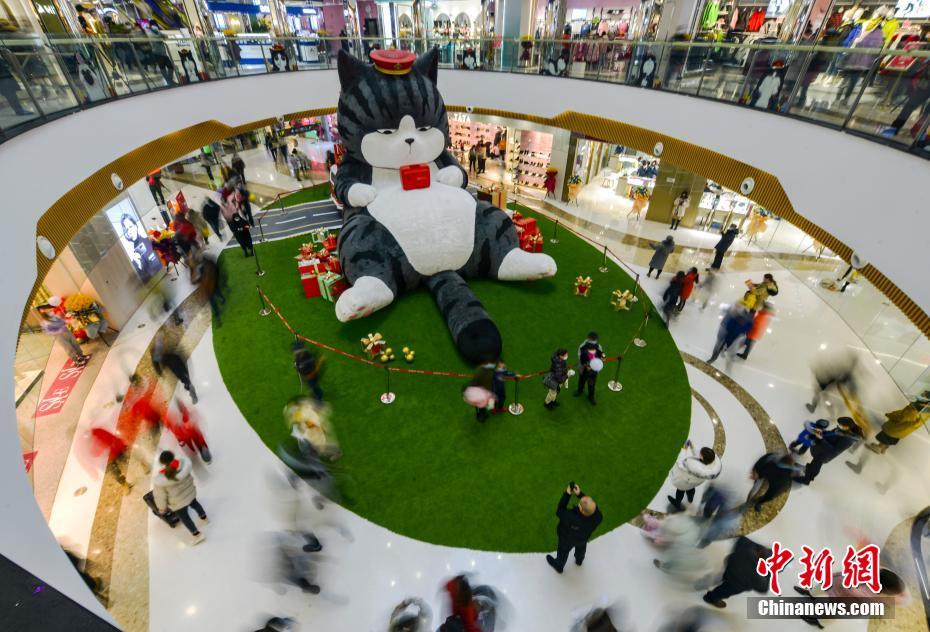 高さ7メートル以上の巨大なぬいぐるみが登場(chǎng)　新疆