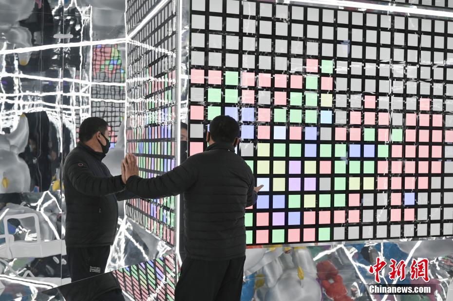 12月21日、北京で、アート空間「童真境界（童心の世界）」を見學(xué)する市民（撮影?張興龍）。