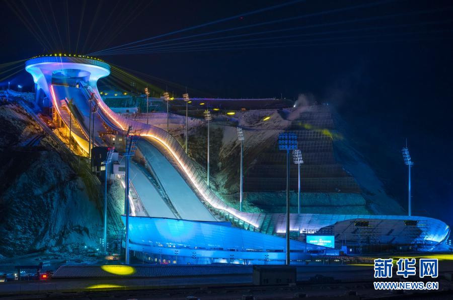 12月19日、イルミネーションが燈された河北省張家口市崇禮區(qū)にある國家スキージャンプセンター「雪如意」（ドローンによる撮影）。
