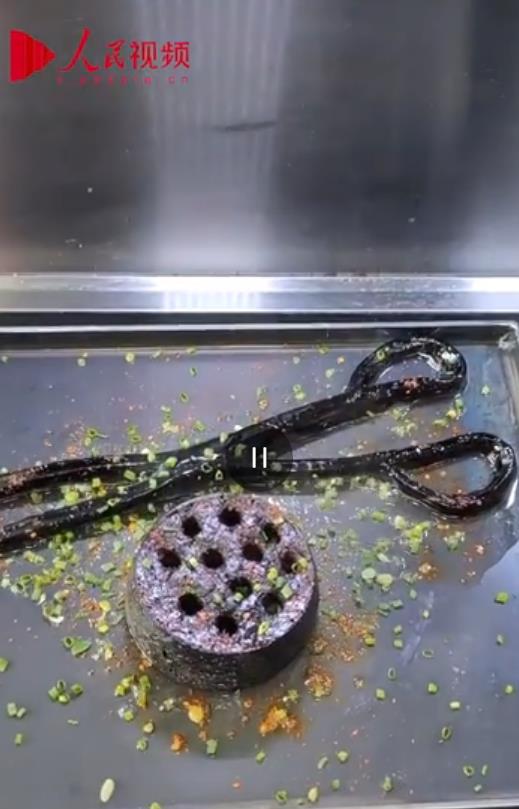 トウモロコシの粉で作ったスリッパや昆布で編んだセーター