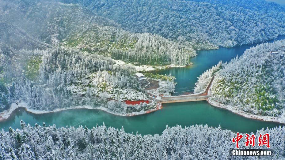 太陽の光でキラキラ光る雪の「仙境」　四川省古藺