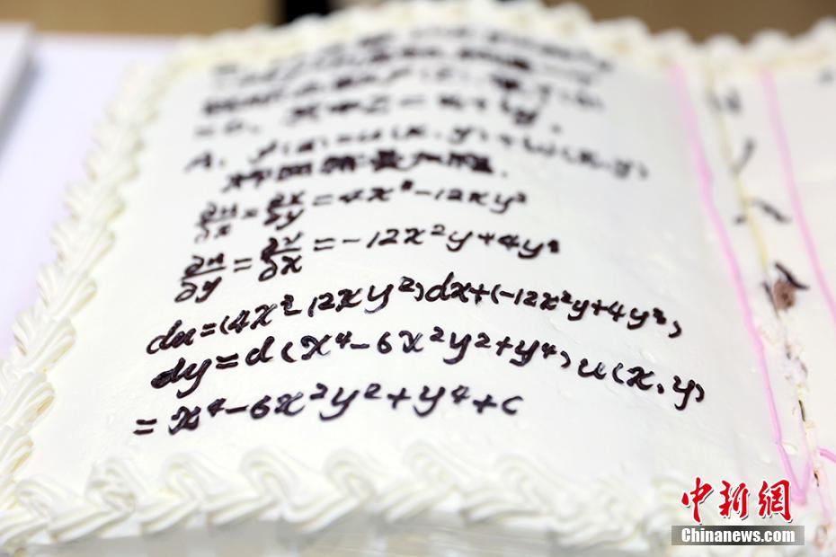 暗記パンならぬ暗記ケーキ？院試控えた學(xué)生たちに特製ケーキ　南京航空航天大學(xué)