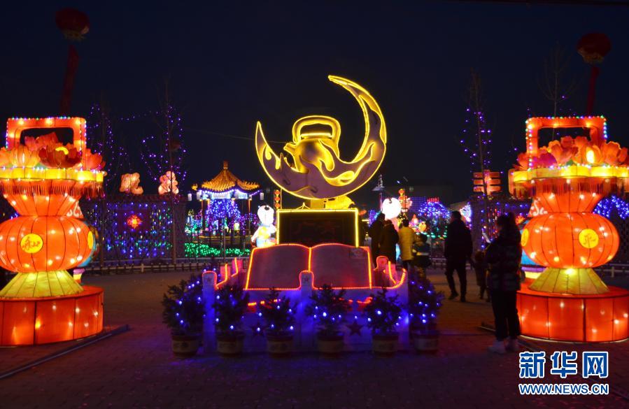 河北省蔚県で開催中の貧困脫卻祝うイルミネーションイベント。