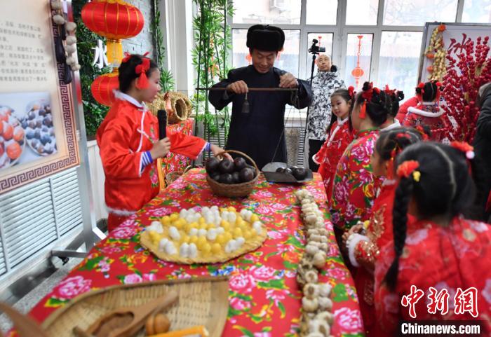 小學(xué)生が東北地方の民俗風(fēng)習(xí)を再現(xiàn)するイベント　吉林省