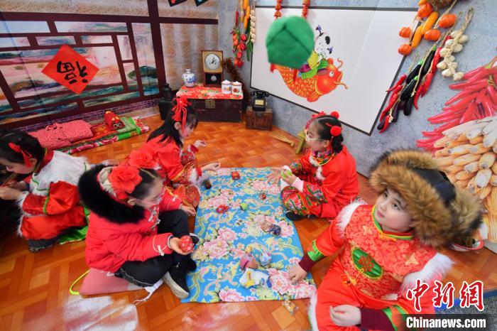 小學(xué)生が東北地方の民俗風(fēng)習(xí)を再現(xiàn)するイベント　吉林省