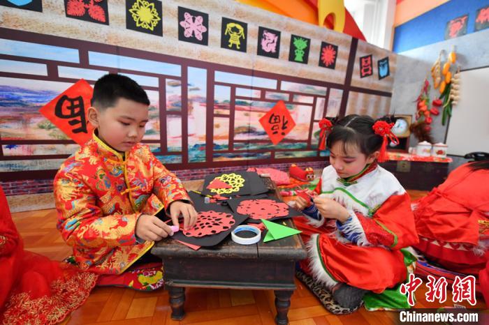 小學(xué)生が東北地方の民俗風(fēng)習(xí)を再現(xiàn)するイベント　吉林省