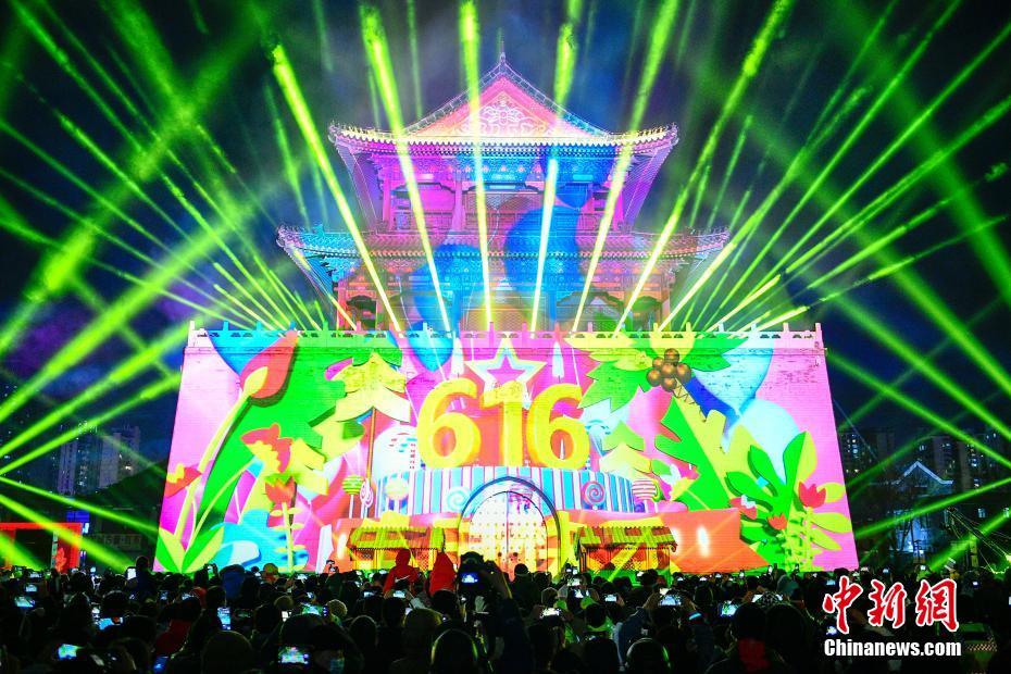 天津?鼓樓で開催された都市誕生616周年記念プロジェクションマッピングの様子（撮影?佟郁）。