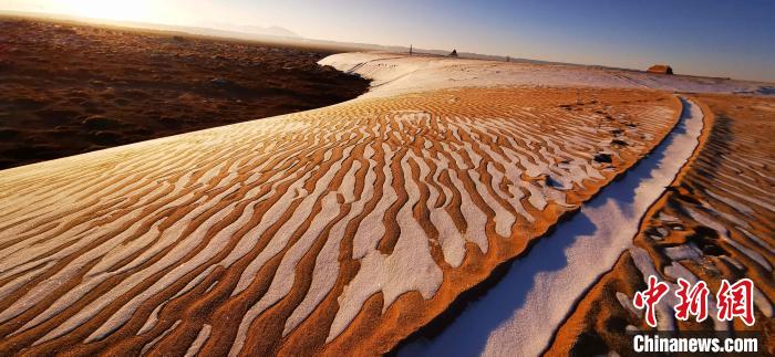 砂地の起伏を覆う真っ白な雪（撮影?張西紅）。