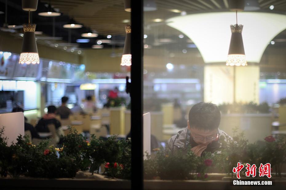 大學(xué)院受験生のために優(yōu)れた自習(xí)室に「変身」した學(xué)生食堂　江蘇省南京