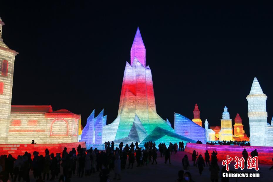 氷雪大世界のメインタワー「氷城の心」（撮影?呂品）。