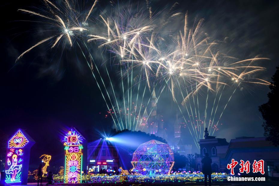 12月26日、イルミネーションと花火のイベントショーを鑑賞する観光客（撮影?楊華峰）。