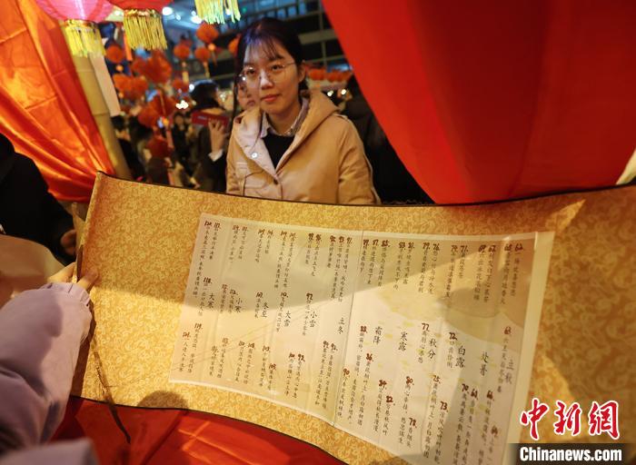 南京の大學(xué)で年の瀬ムード満點の「新春遊園會」　江蘇省