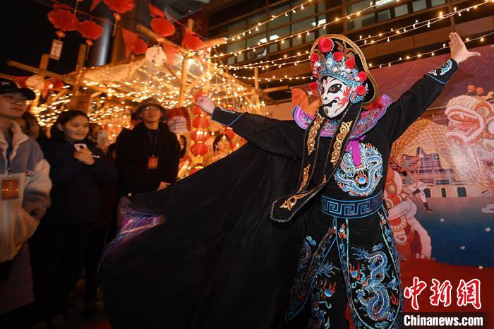 南京の大學(xué)で年の瀬ムード満點(diǎn)の「新春遊園會(huì)」　江蘇省