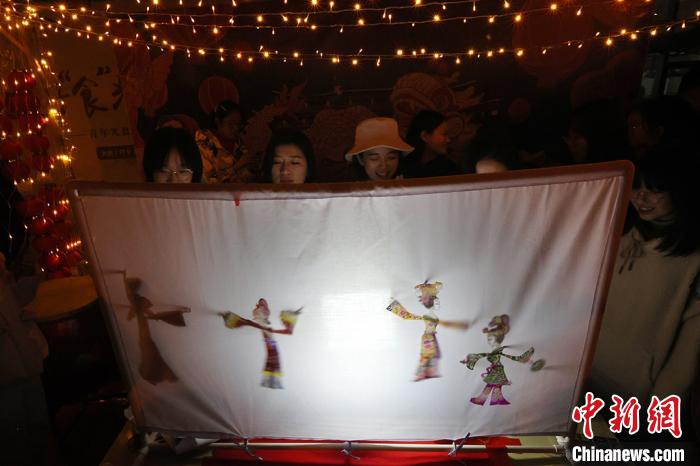 南京の大學(xué)で年の瀬ムード満點(diǎn)の「新春遊園會(huì)」　江蘇省