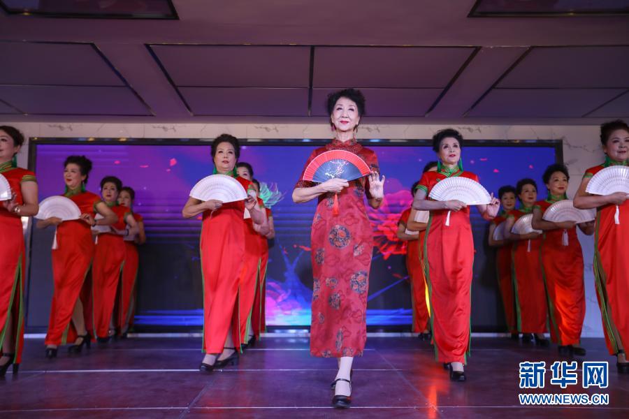 華麗な晩年ライフを送る80歳のシニアモデル　甘粛省