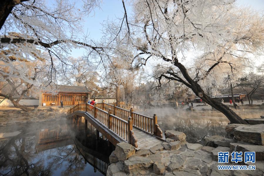 霧氷の美しさ際立つ避暑山荘　河北省承徳