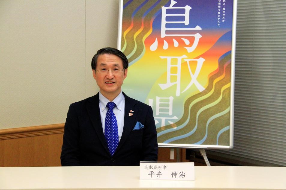 11月25日、人民網(wǎng)の取材を受ける平井伸治鳥取県知事（撮影?呉穎）。
